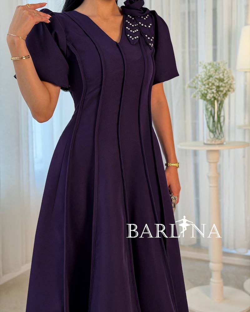 Elegant dress with a fitted waist and puffed sleeves