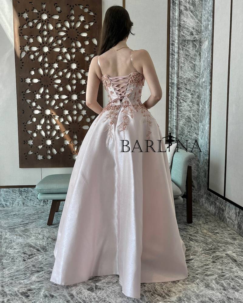Light pink dress with open neck embroidered with roses