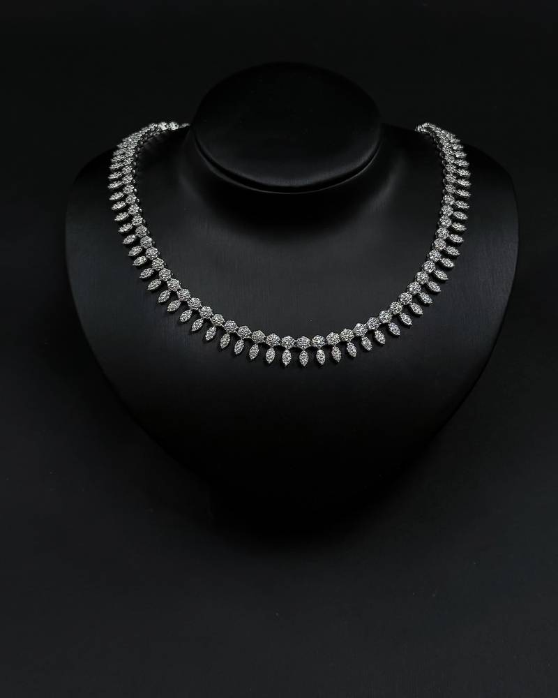 Accessory set with a delicate dangling floral design
