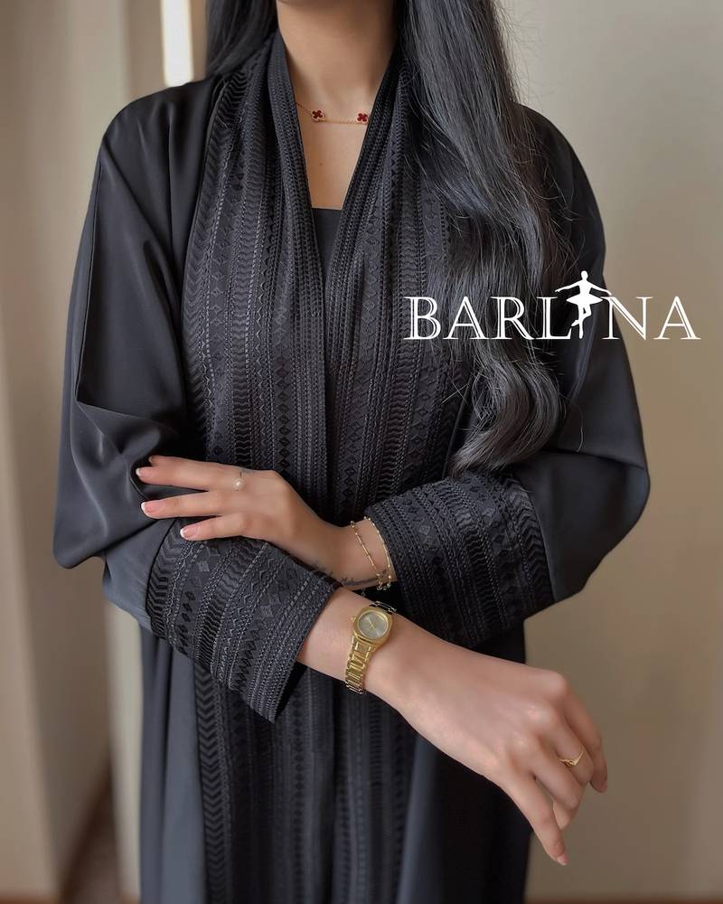 Elegant black abaya embroidered with longitudinal embroidery