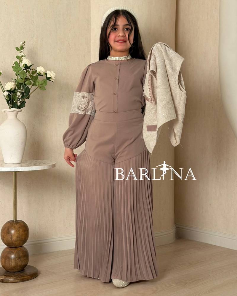 Girls' set with wide pleated pants and vest