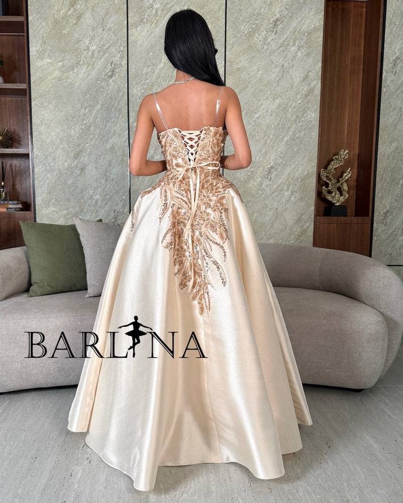 Creamy loose evening dress with luxurious embroidery