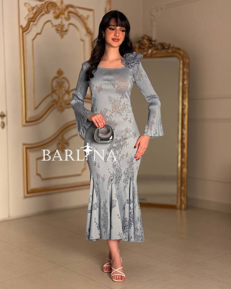 Mermaid-style dress with a rose on the shoulder