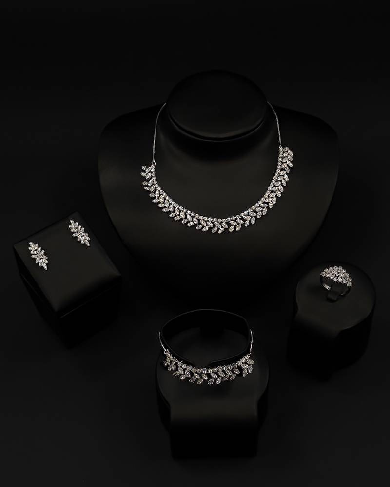Elegant accessory set with a connected leaf design