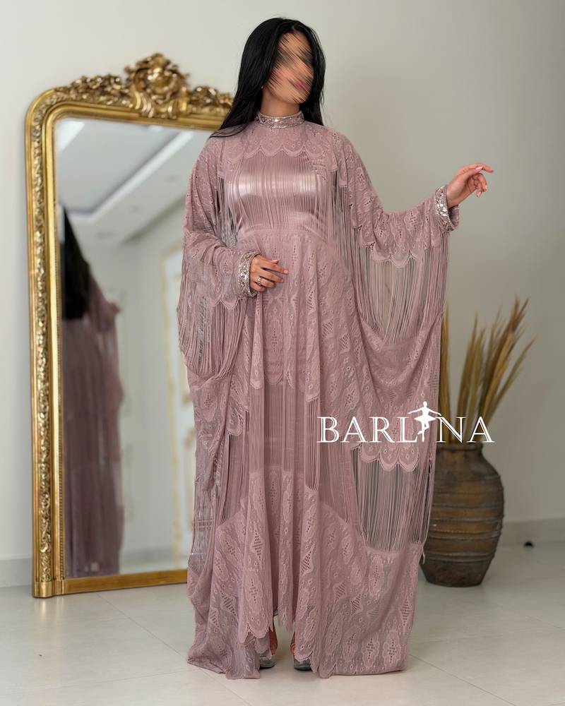 Elegant, wide jalabiya with a bisht design and lace fabric.