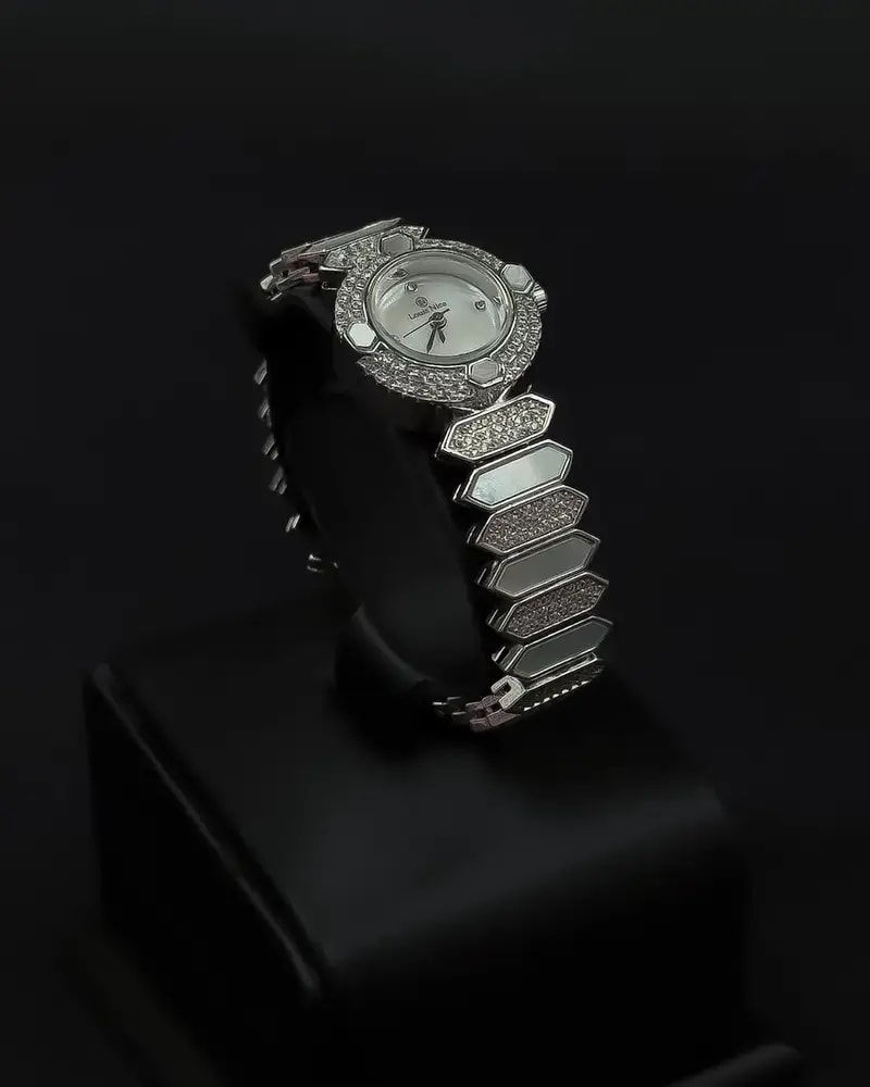 A modern women's watch with a geometric touch