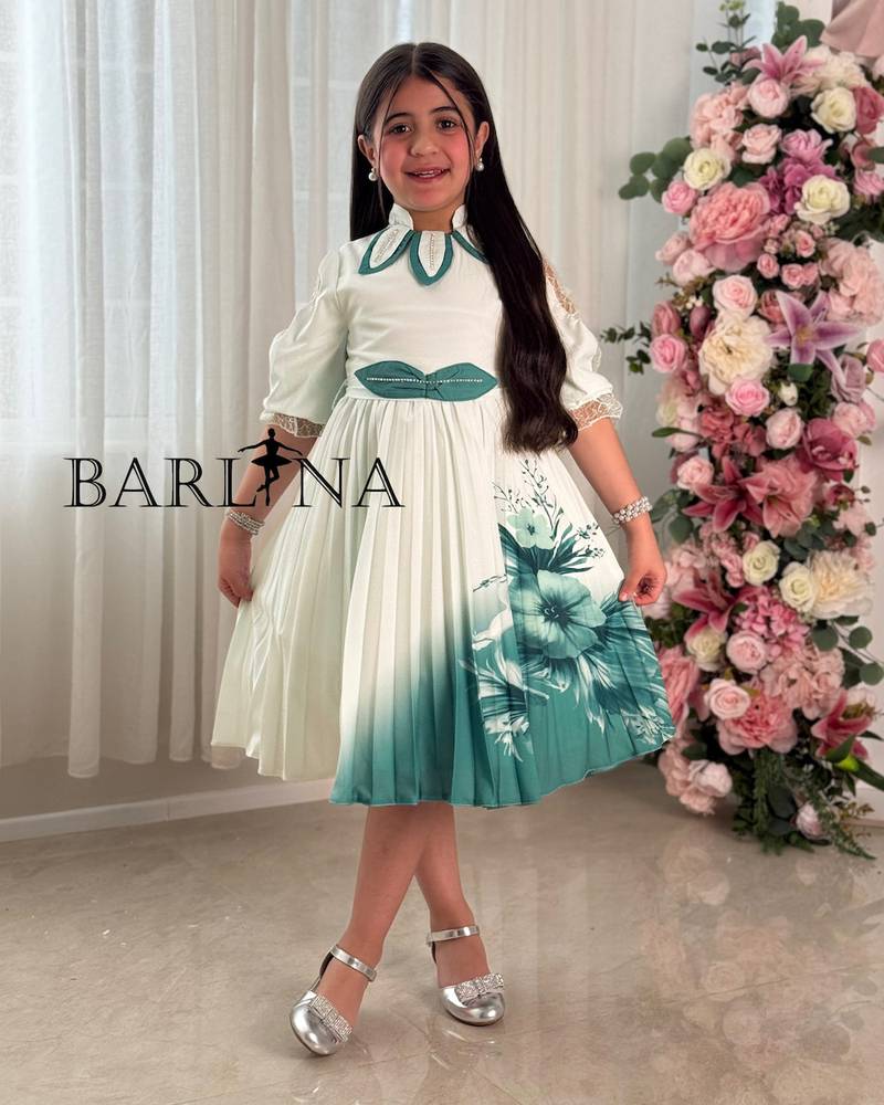 Girls' dress with a floral print and a cute cut