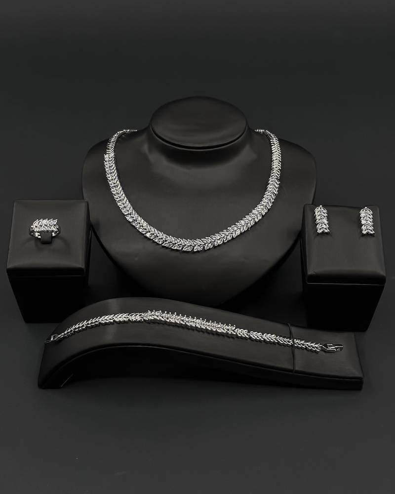 Graduated leaf necklace set