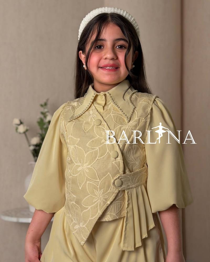Girls' outfit with wide-leg pants and embroidered vest