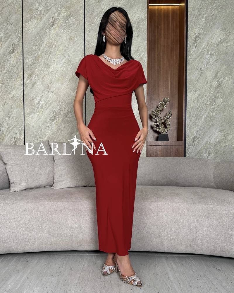 Soft red tight dress with short sleeves
