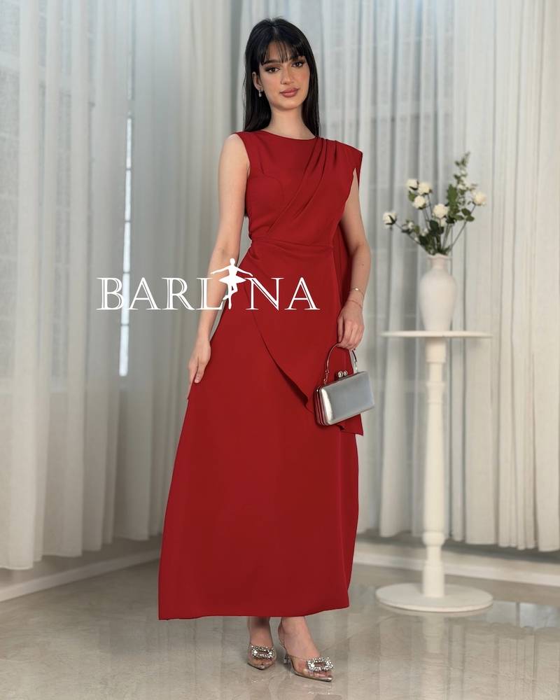 Elegant burgundy dress with pleated details on the chest