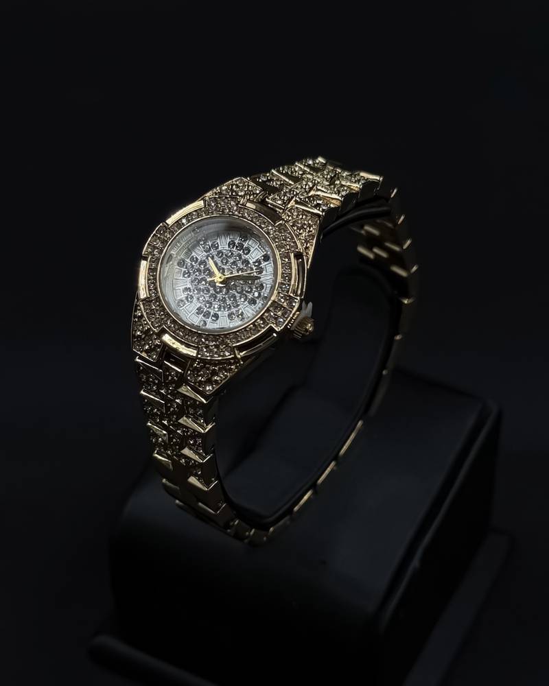Elegant women's watch adorned with sparkling gemstones