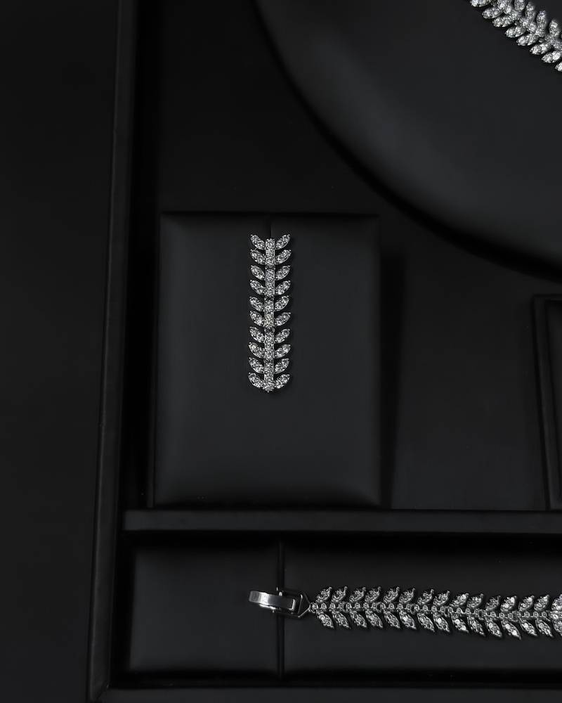 Luxury accessory set with a studded leaf design
