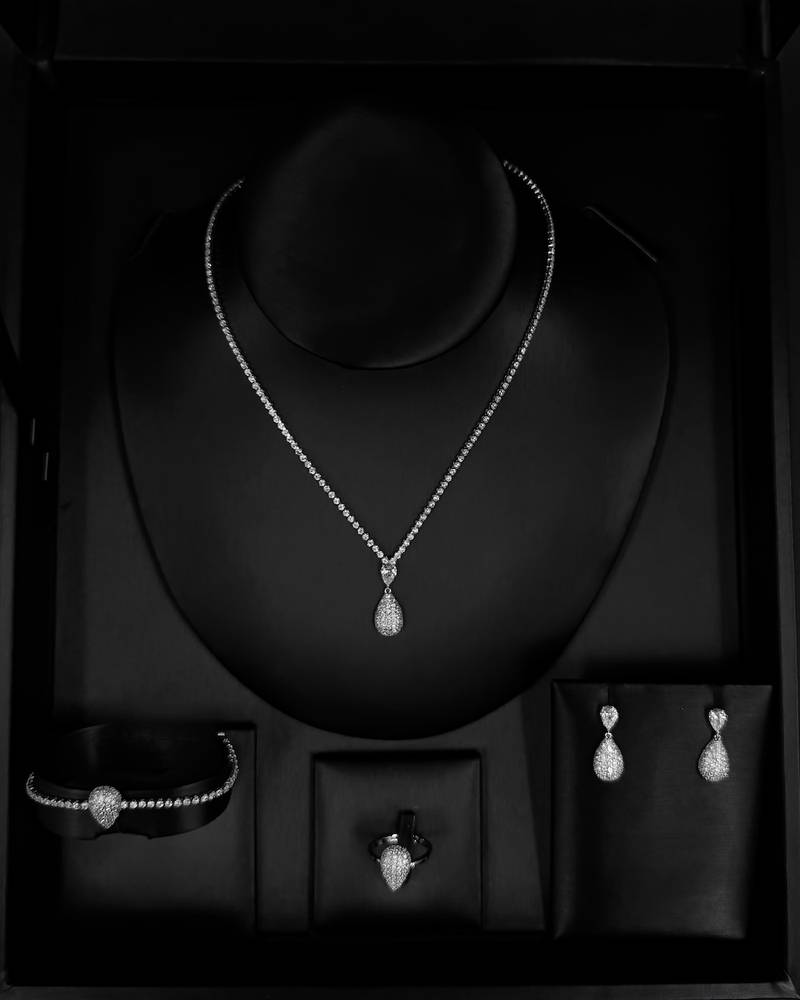 Accessory set with a sparkling studded teardrop pendant