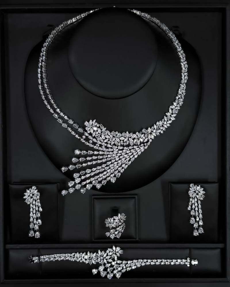 Flower and waterfall-shaped accessory set