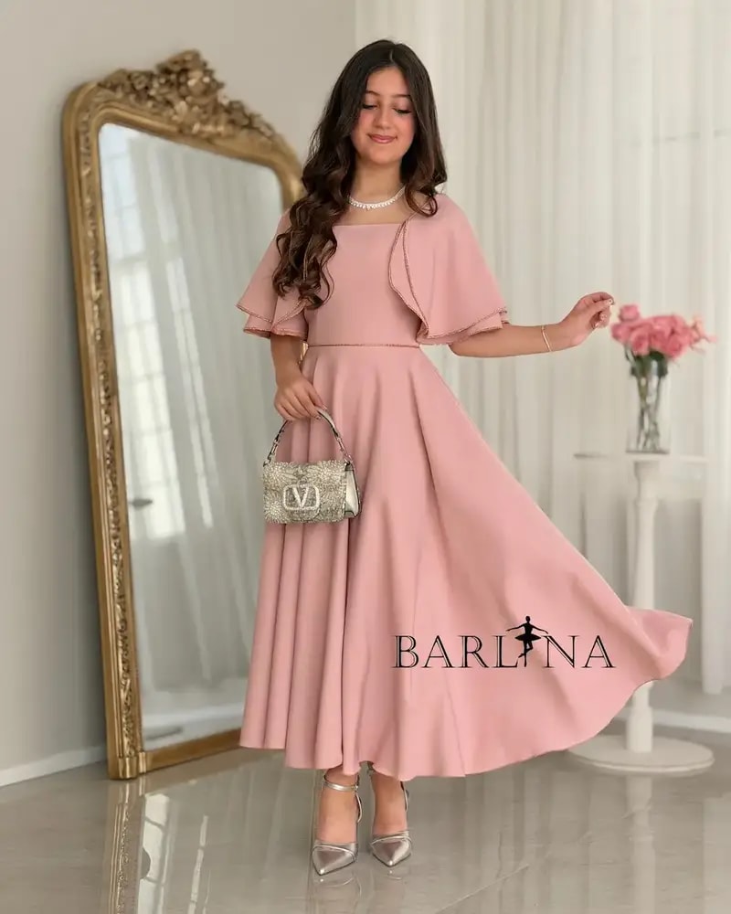 Pink dress with a wide cut and medium sleeves