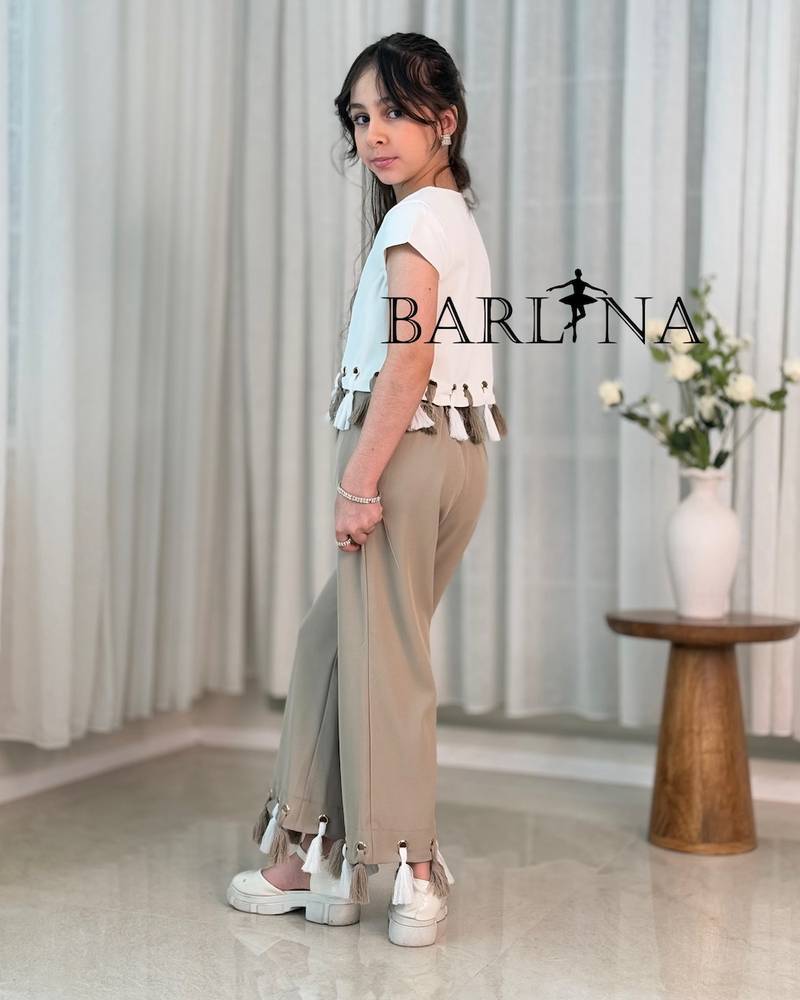 Girls’ set with a white blouse adorned with tassels