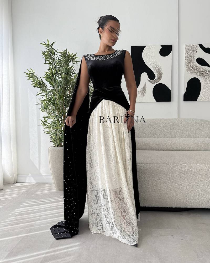 فستان مخمل أسود راقي بدانتيل سكري