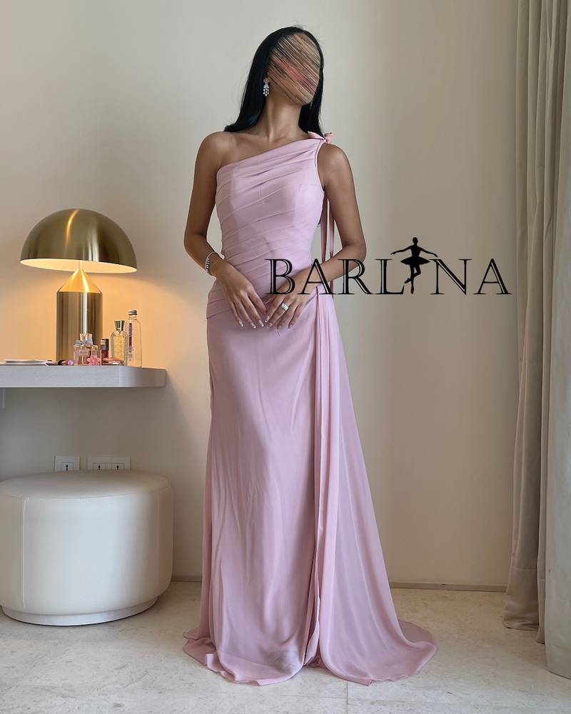 Long light pink pleated dress with side tail