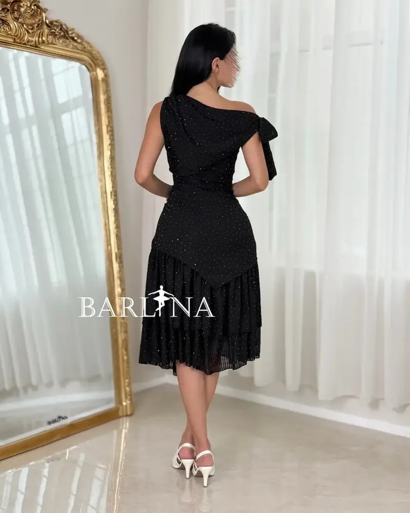 One-shoulder dress with a side knot on the shoulder