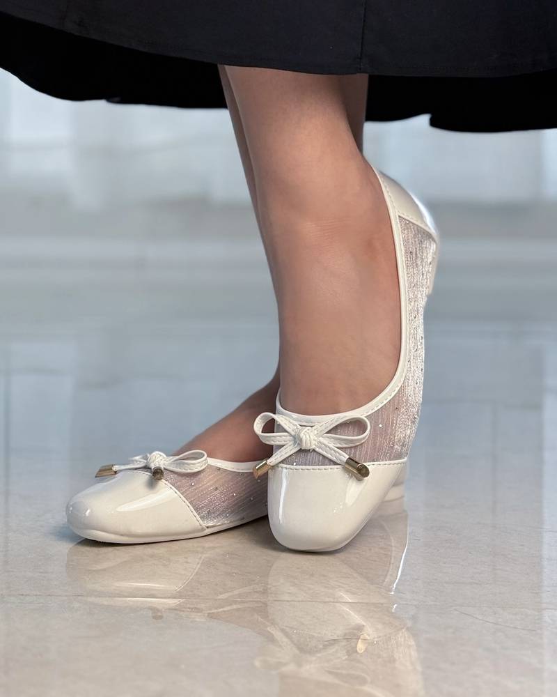 Elegant women's shoes with a bow and subtle sparkle