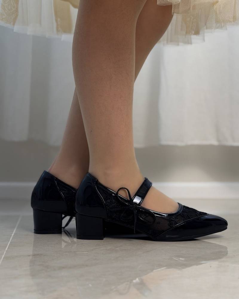 Girls' shoes with a medium heel and lace details