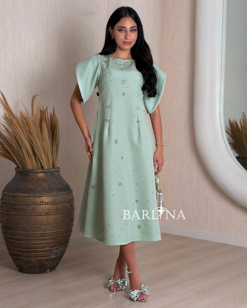 Elegant dress with a wide cut and short sleeves