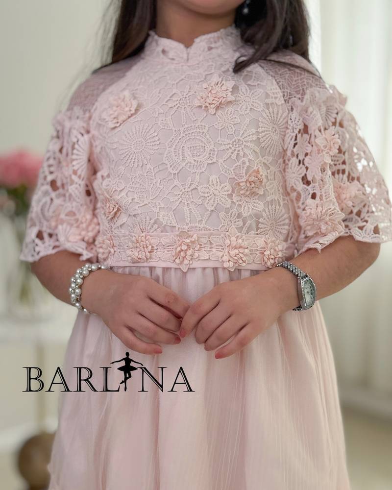 Elegant girls' dress with guipure sleeves