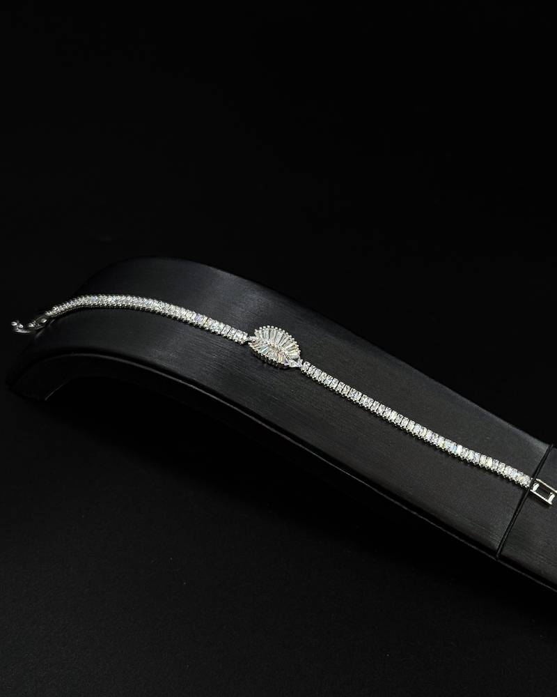 A simple and elegant accessory set
