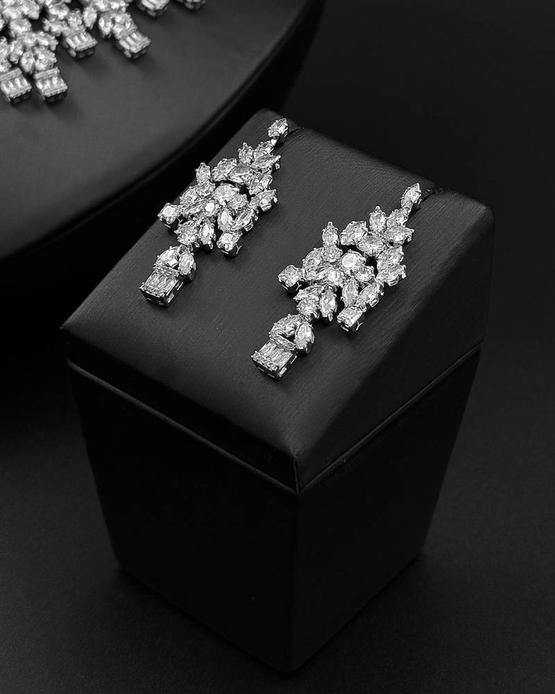 Royal accessory set with various stones