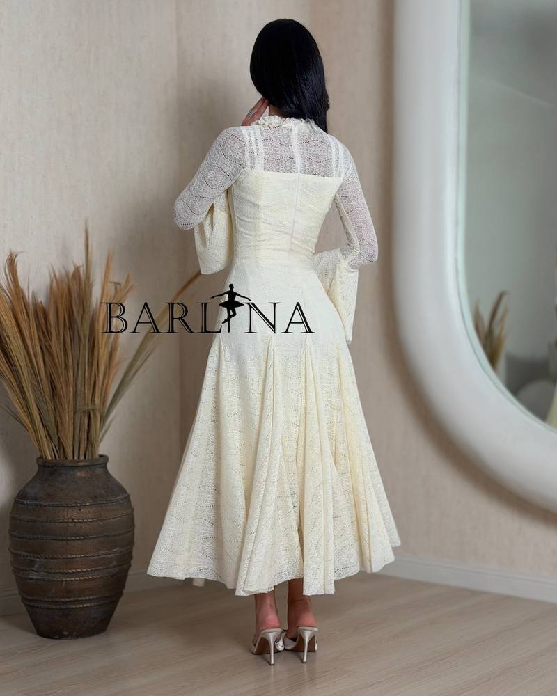 Feminine lace midi dress with a wide design
