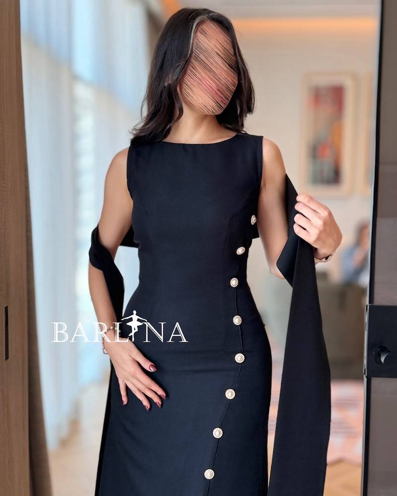 فستان أسود بأزرار لؤلؤية مع شال