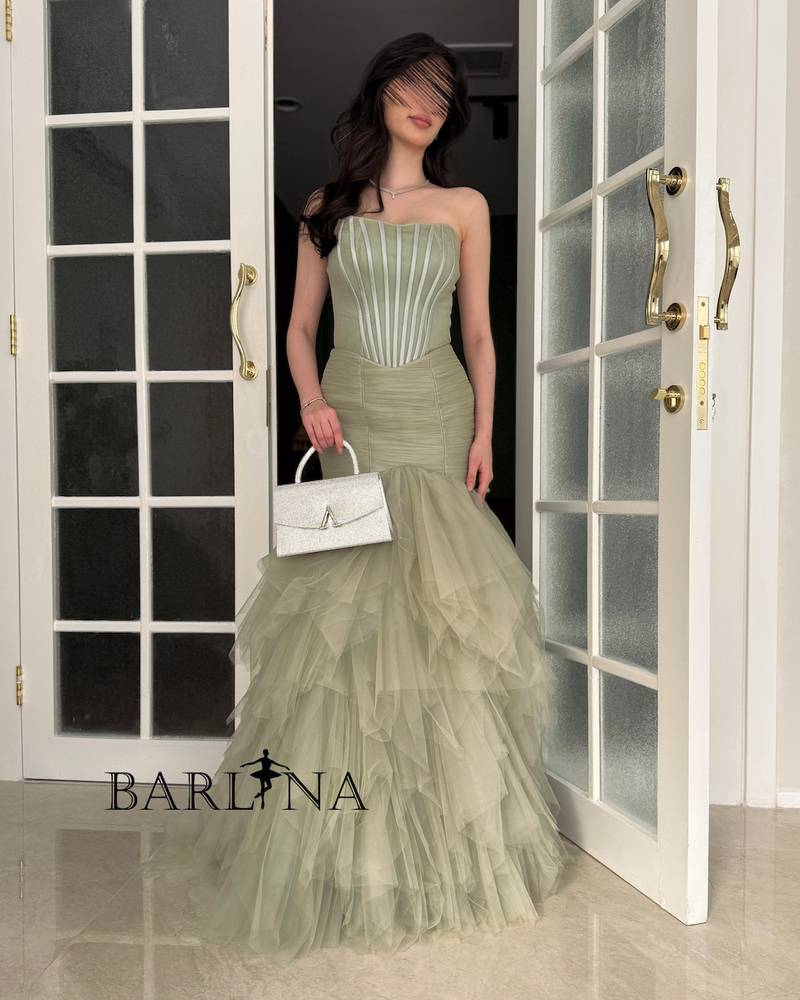 Apple-colored evening dress finished with puffy layers