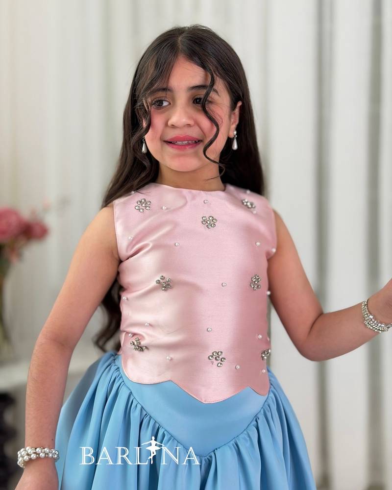 طقم وردي بناتي ناعم بتنورة زرقاء واسعة