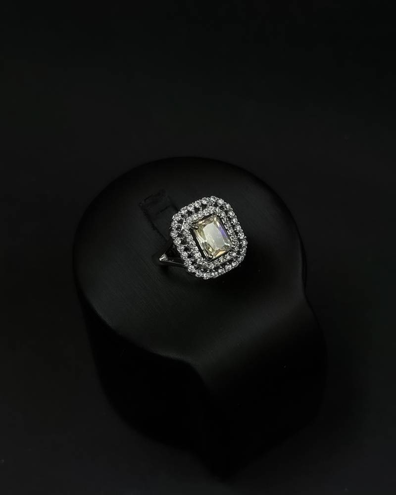 Multi-layered accessory set with yellow stones