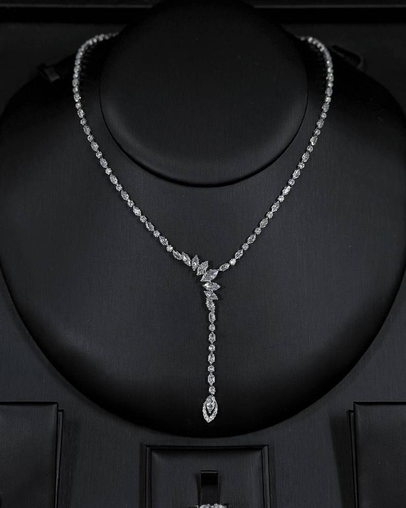 Elegant accessory set with a long delicate pendant