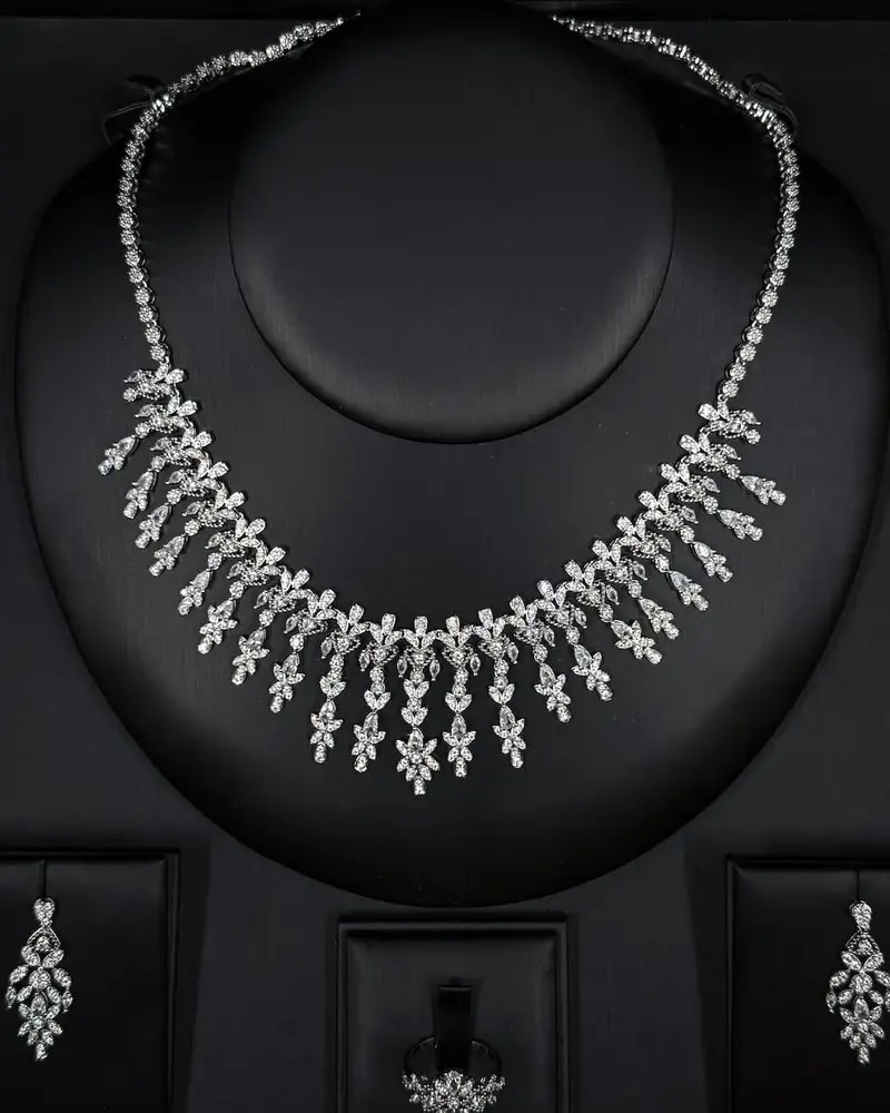 Sparkling accessory set with floral pendants