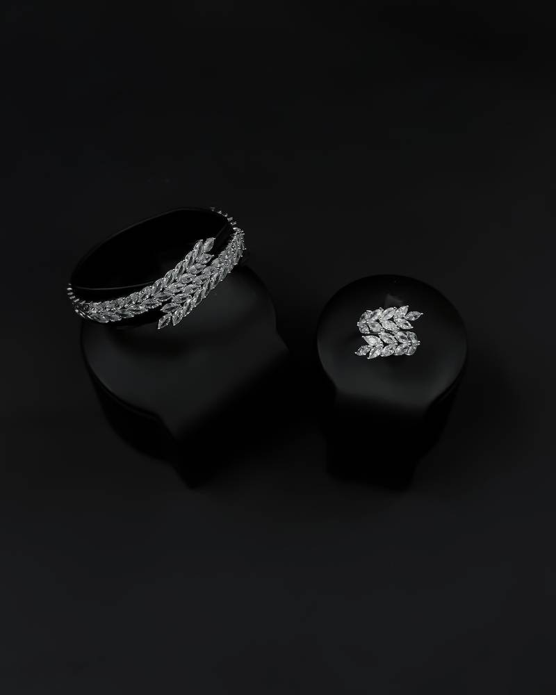 Bracelet and ring in the shape of intertwined leaves