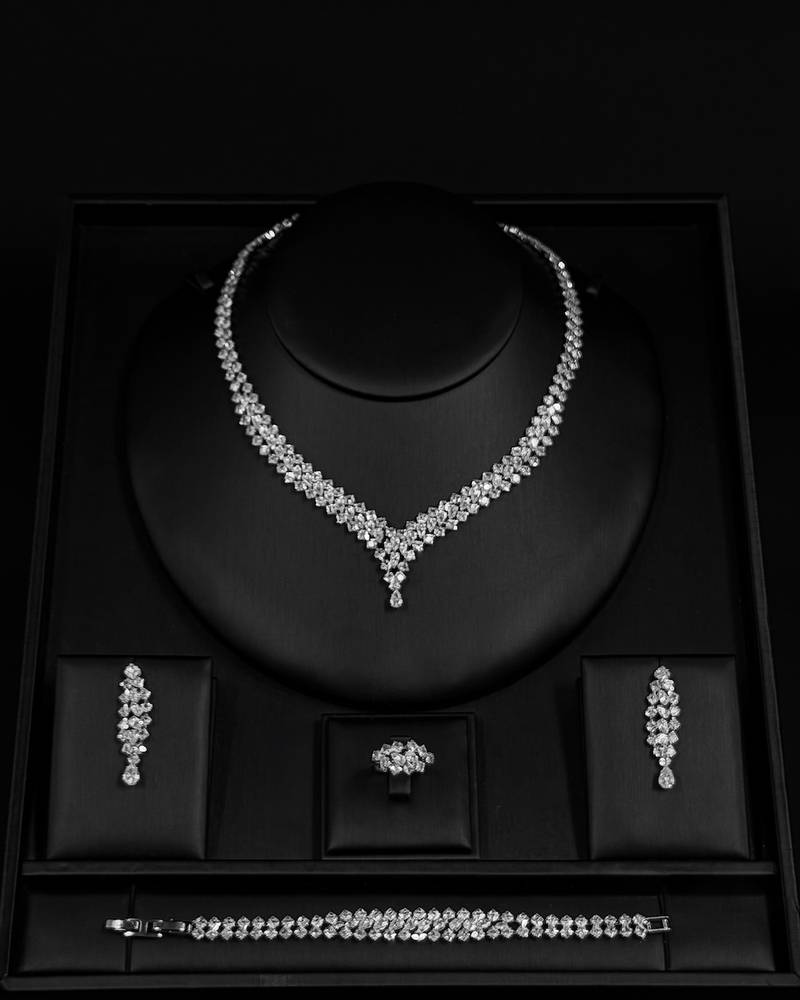 Accessory set culminating in an elegant centerpiece