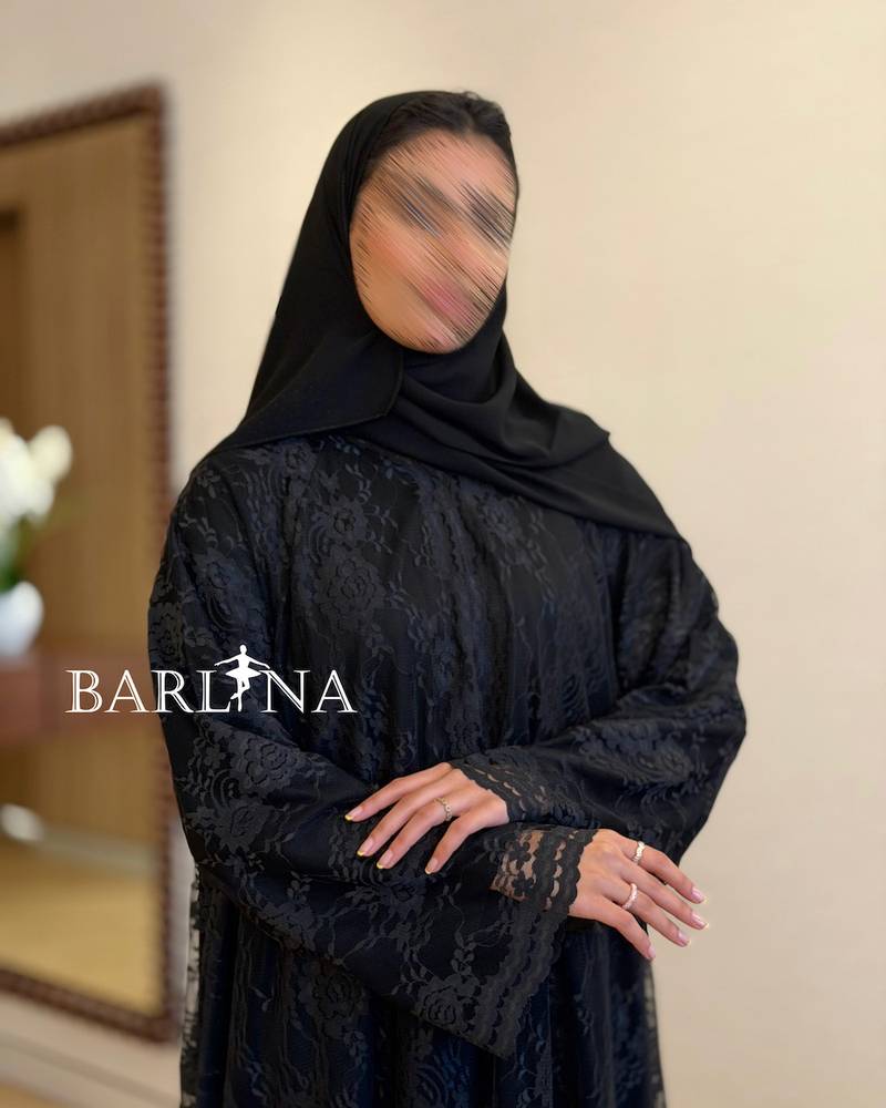 عباية سوداء فاخرة بتفاصيل دانتيل راقية