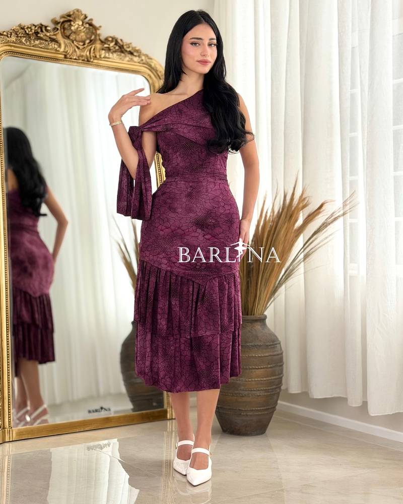 One-shoulder dress with a side knot on the shoulder