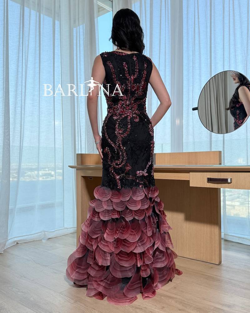 فستان سهرة أسود بطبقات بتصميم بتلات