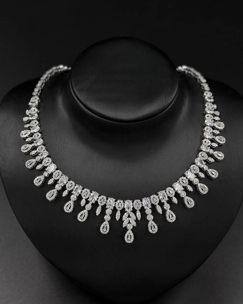 Accessory set with soft details and dangling stones
