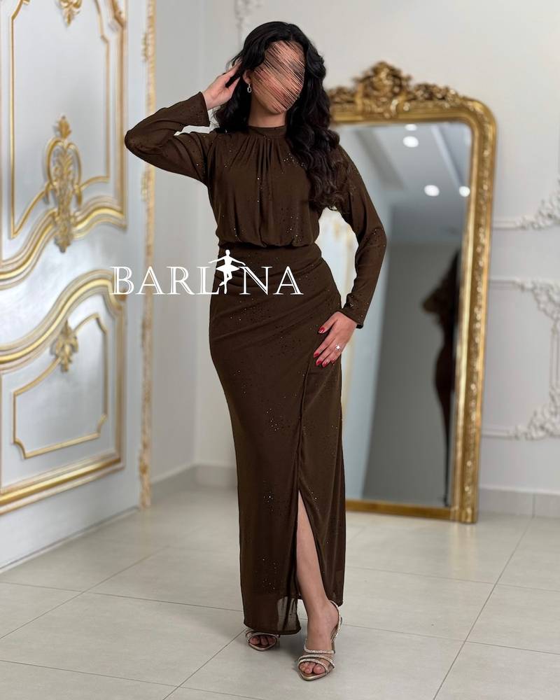 Elegant brown dress with a slit and straight cut