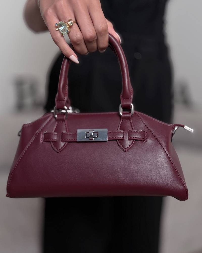 A handbag with a luxurious classic design and a metal clasp.