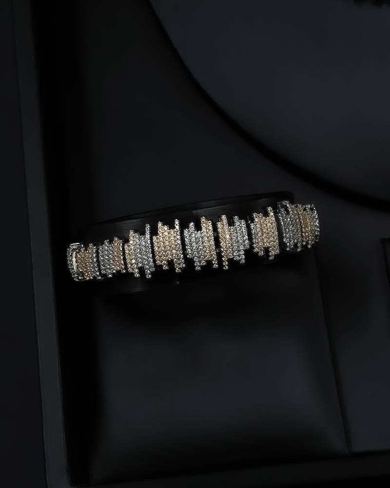 Two-tone accessory set with a sparkling geometric design
