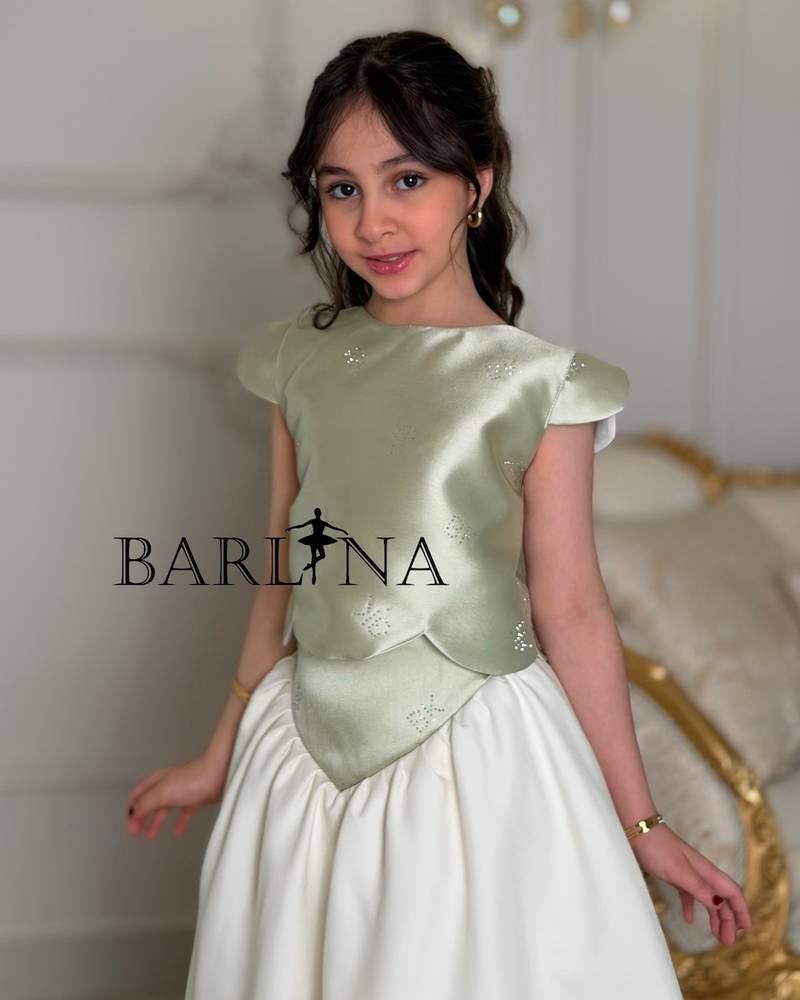 Girls’ set with light green blouse and off-white skirt