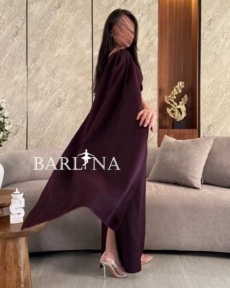 فستان بنفسجي داكن أنيق بتصميم كيب عصري