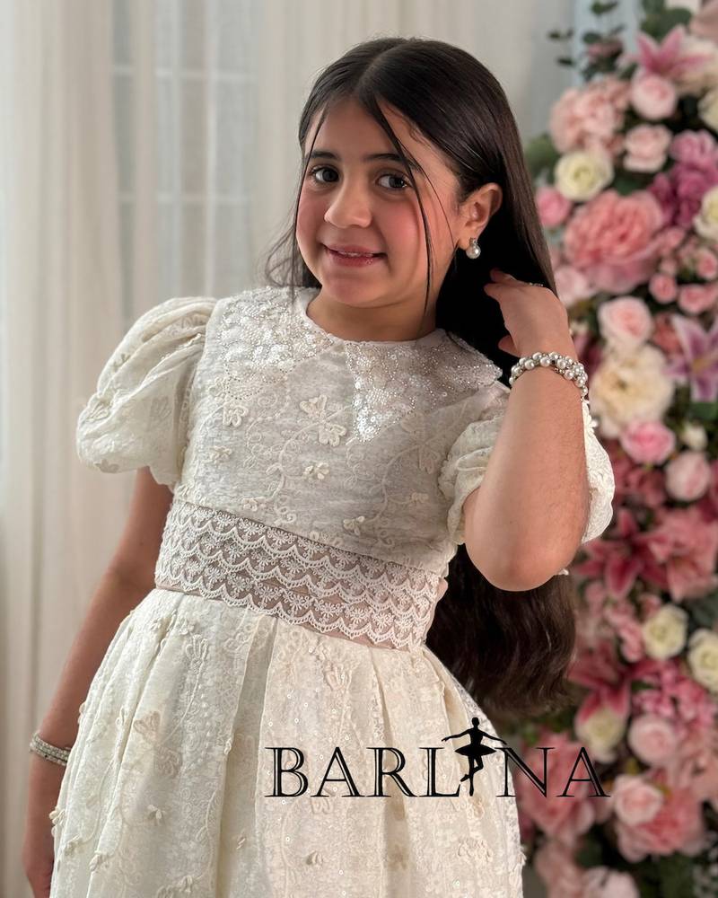 Girls' dress, classic design with puffed sleeves