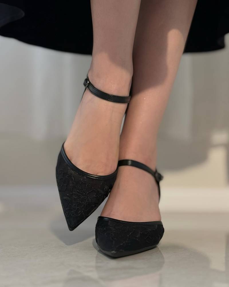 كعب نسائي عريض مطرز بالورد 